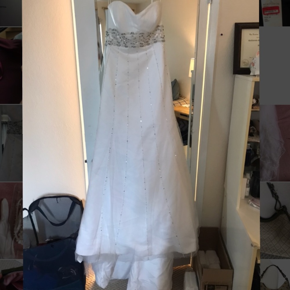 Beautiful wedding dress by Group USA. Size 4